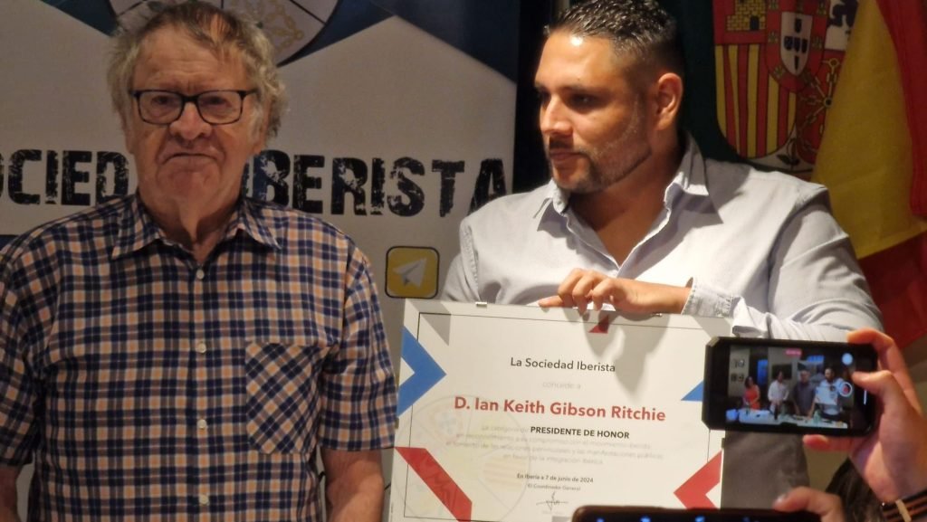 Ian Gibson Presidente de Honor